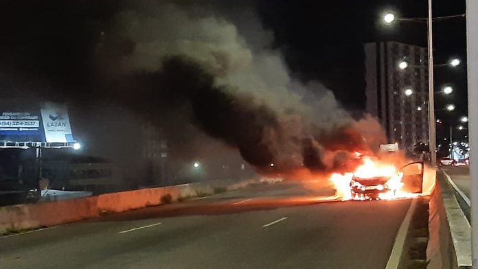 Carro pega fogo na BR-101 e rodovia é interditada em Natal
