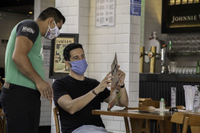 Restaurantes reabrem neste sábado em SP, mas limitação de público e horário preocupa empresários