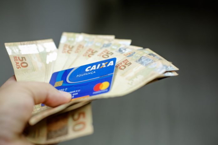 Valor mais baixo do auxílio em pior momento da pandemia é sinal de que benefício foi mal planejado