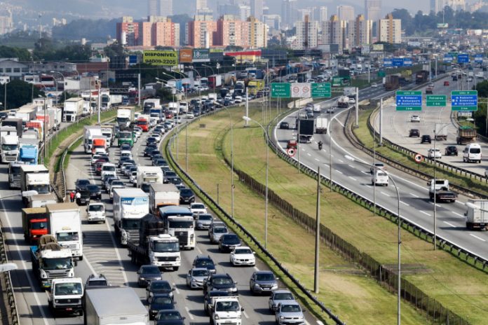 Moradores de ocupação protestam por moradia em São Paulo e bloqueiam Marginal Tietê