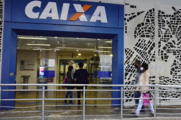 Funcionários da Caixa Econômica fazem greve e fecham agências nesta terça-feira