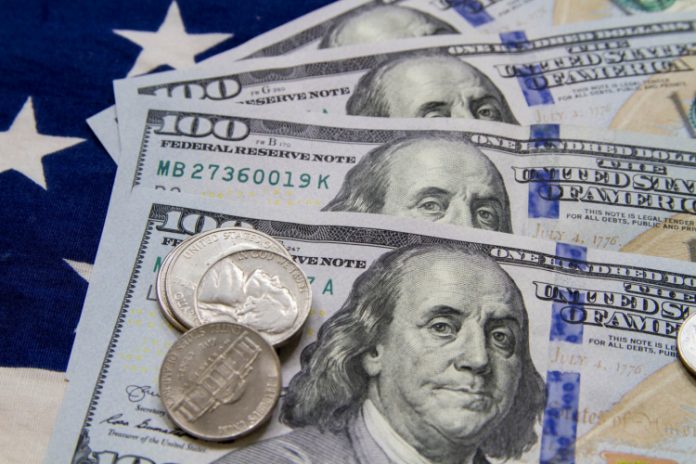 Dólar recua com mercado à espera do Fed e cenário doméstico; Bolsa sobe