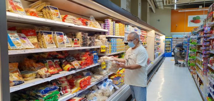 Com restrições de circulação, confiança do consumidor cai pelo 2º mês consecutivo