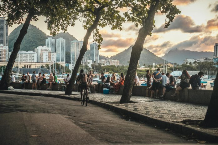 Brasil ultrapassa marca de 330 mil mortos por Covid-19; média móvel cai para 2,8 mil