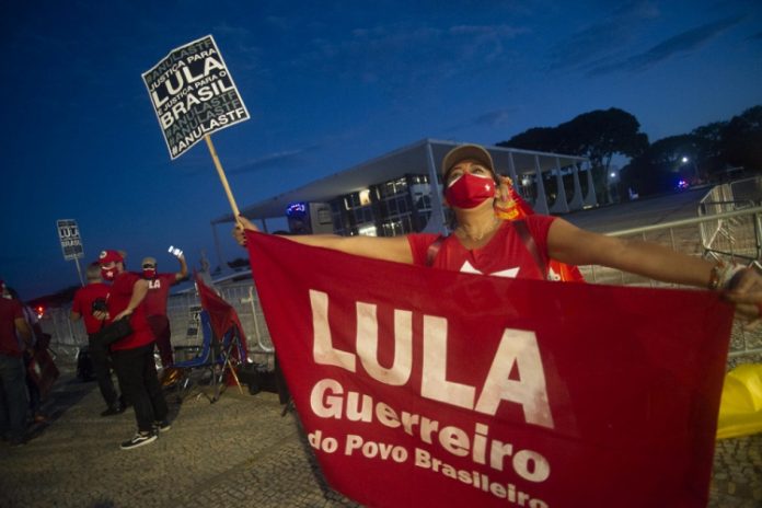 Brasileiro começa a comprar a inversão de valores promovida pelas elites do atraso