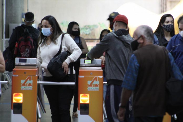 Alesp aprova projeto que impõe vacina contra Covid-19 para acesso a transporte público, escolas e concursos