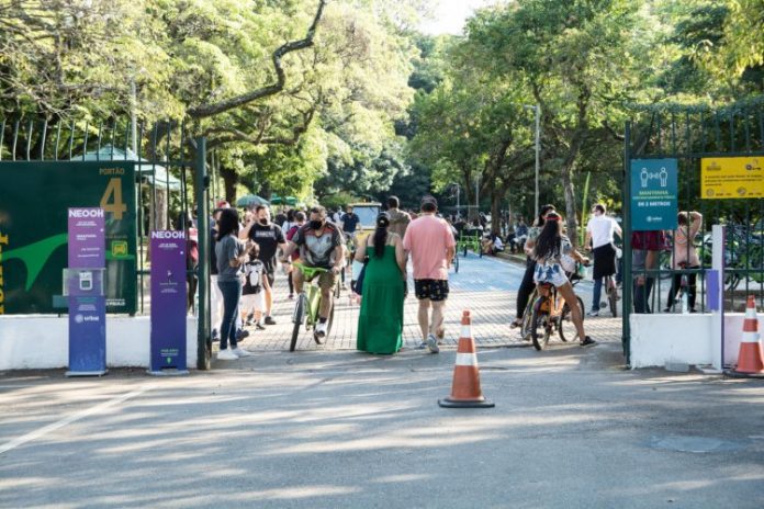 Sábado é marcado pela reabertura de museus e cinemas em SP; domingo tem parques movimentados