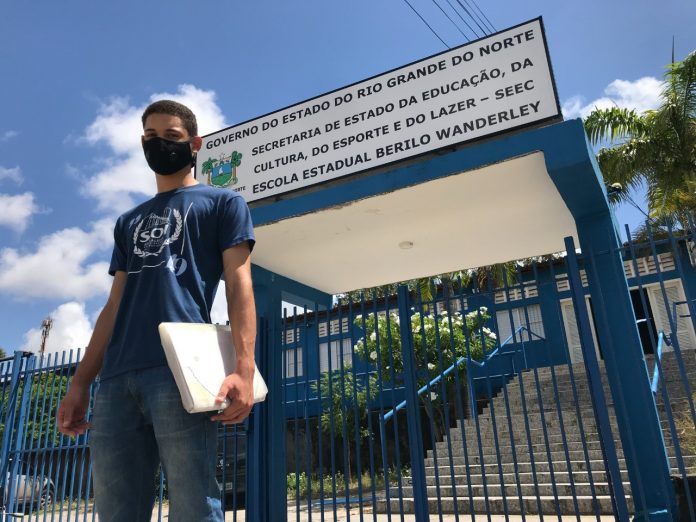 Estudante da rede pública que chegou a morar na rua na pandemia é aprovado em curso de direito no RN