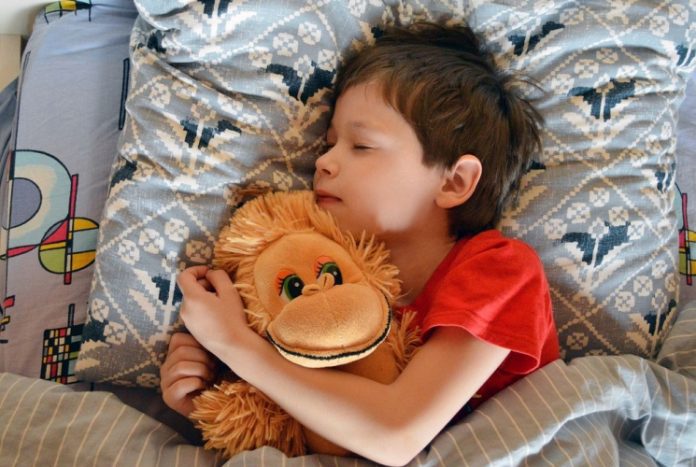 Mais livros, menos internet: Veja como criar uma rotina para estimular o sono da criança