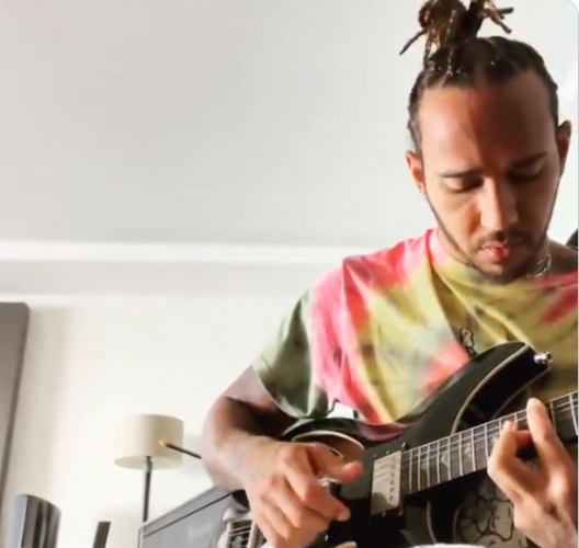 Lewis Hamilton grava vídeo tocando guitarra que ganhou de David Bowie; assista