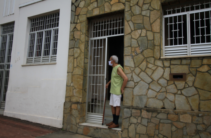 Como ajudar idosos já vacinados a controlar crises de ansiedade enquanto a imunização não chega em todos