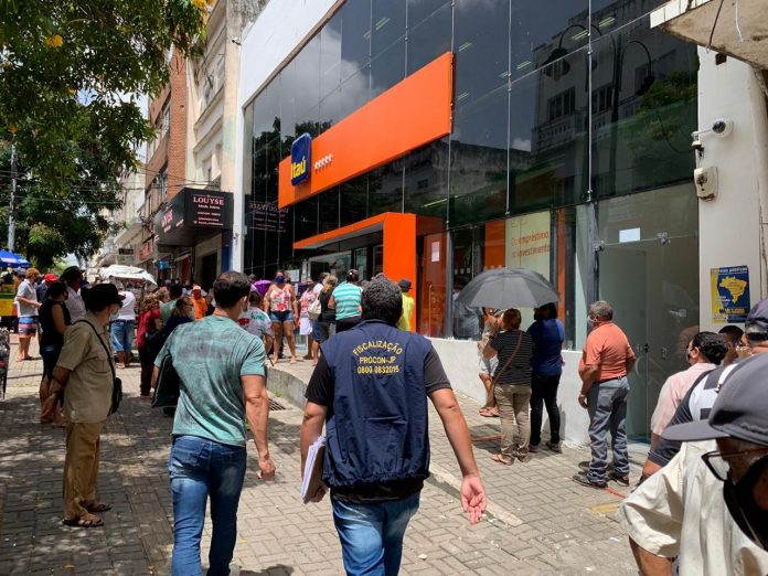 Agência bancária tem atividades suspensas por descumprir decretos, em João Pessoa