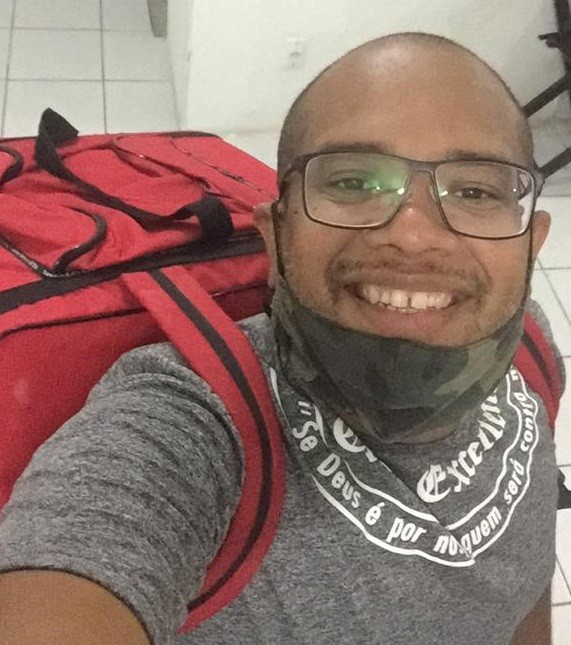 Finalista de programa musical da Globo, cantor potiguar trabalha como moto-entregador durante pandemia: ‘Não pensei duas vezes’