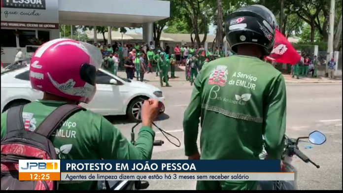Agentes de limpeza de João Pessoa fazem protesto após rescisão de contratos da Emlur com empresas