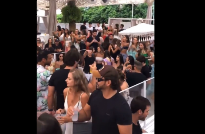 Clube de praia em Florianópolis faz balada e reúne pessoas sem máscara no feriado