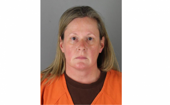 Policial acusada de matar Daunte Wright sai da prisão após pagar fiança de US$ 100 mil