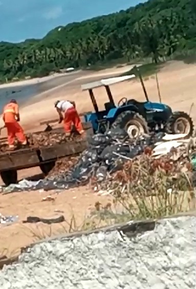 Lixo encontrado no litoral de Baía Formosa é ‘guardado’ pela prefeitura na areia da praia, veja vídeo
