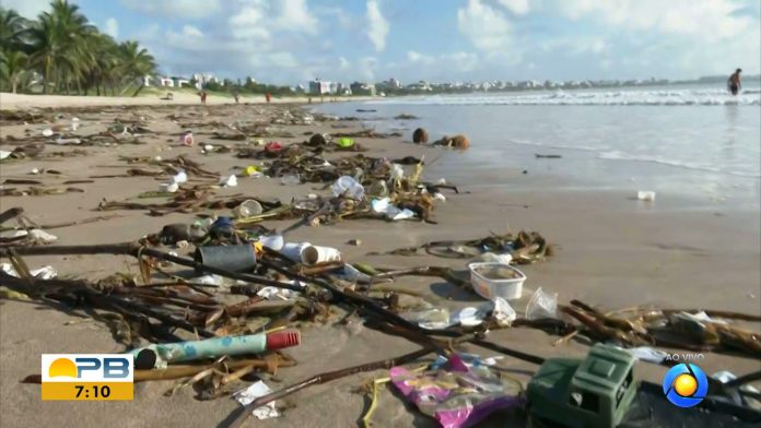 Grande quantidade de lixo ‘invade’ praia do Bessa, em João Pessoa, e moradores limpam local