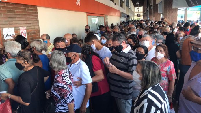 Ponto de vacinação contra a Covid-19 tem aglomeração e fila em Natal