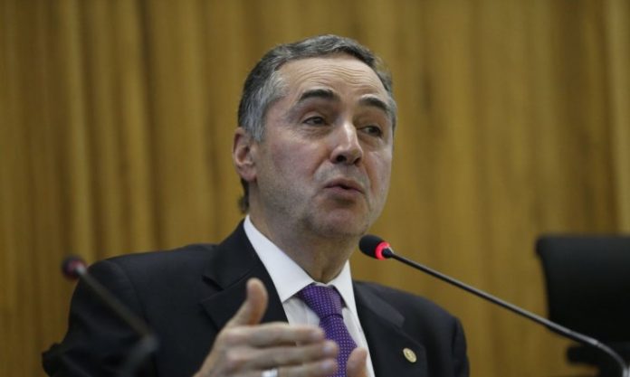 Deputados do PSL acionam AGU para pedir impeachment de ministro Luís Roberto Barroso