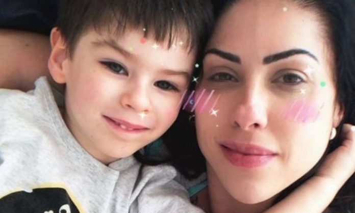 Caso Henry: Mãe fez selfie na delegacia ao depor sobre morte do filho; veja a foto