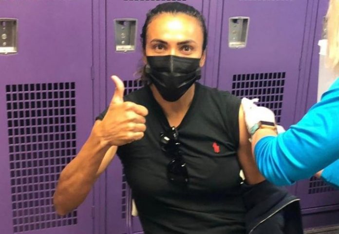 Marta recebe a primeira dose da vacina contra a Covid-19 nos Estados Unidos