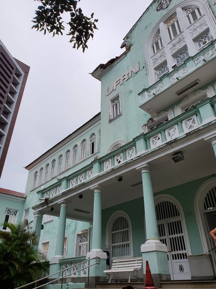 Parte de telhado da Maternidade Escola Januário Cicco desaba em Natal