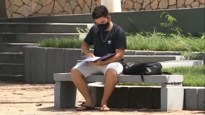 ‘Nunca tive contato com redação até o ensino médio’, diz estudante da PB que tirou nota mil no Enem