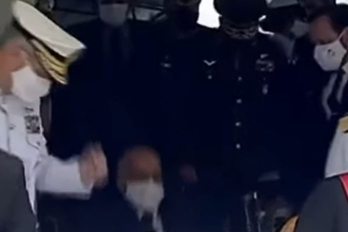 Ministro Ramos leva tombo em posse do comandante da Marinha