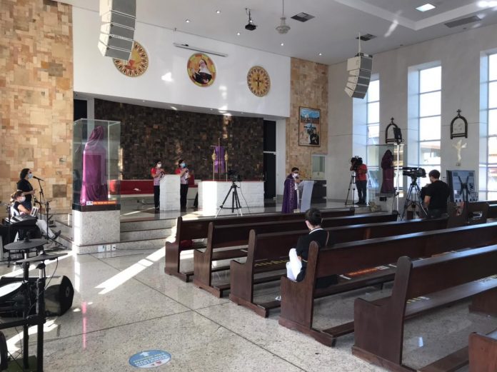 Tecnologia leva fiéis para dentro da igreja em celebração da Via Sacra em Natal