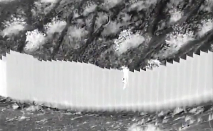 Crianças entram nos EUA após serem jogadas por cima de muro de 4 metros de altura; veja vídeo