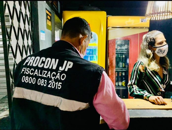 Fiscalização interdita dois locais por quebra de regras contra Covid-19, em João Pessoa