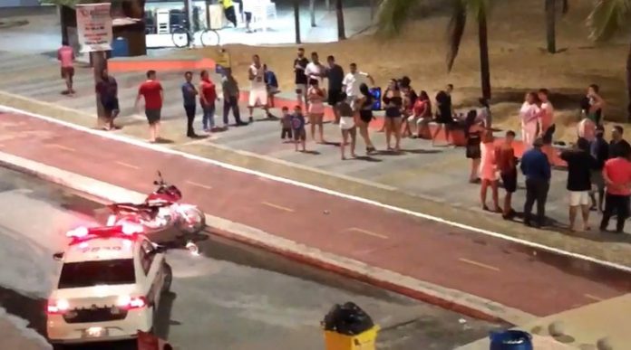 Polícia desfaz aglomeração com cerca de 30 jovens sem máscaras na orla de João Pessoa