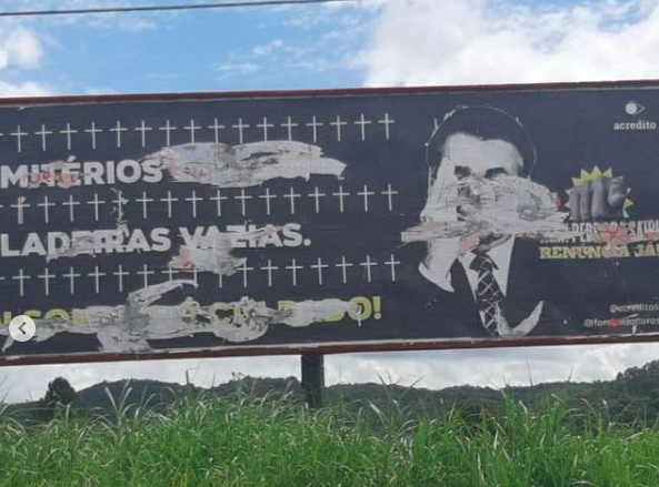 Menos de 24 horas após instalação, outdoors com críticas a Bolsonaro são destruídos
