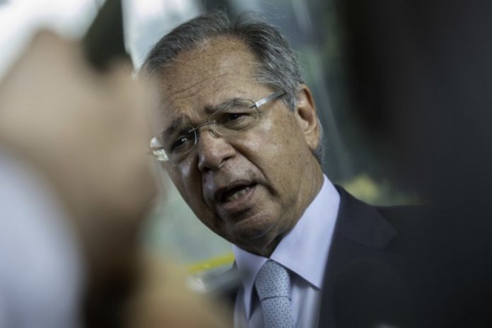 Guedes diz que ‘chinês inventou o vírus’ e que vacina dos EUA é mais eficiente