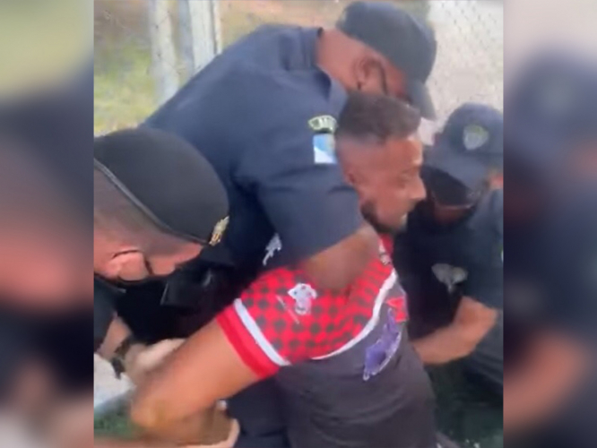 Professor que dava aula ao ar livre recebe mata-leão de guardas municipais em abordagem