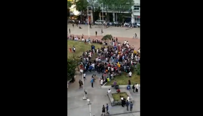 Polícia dispersa aglomeração de jovens na Praça Roosevelt, no Centro de São Paulo