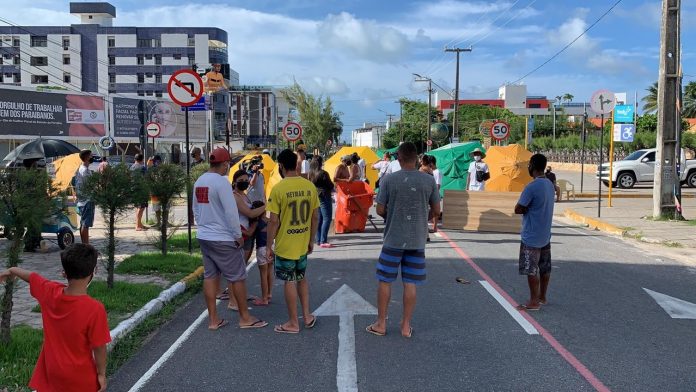 Ambulantes que atuam na orla de João Pessoa fazem protesto pedindo liberação para trabalhar