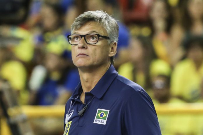 Técnico da seleção de vôlei, Renan Dal Zotto é intubado após contrair Covid-19