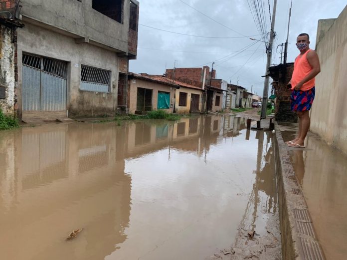 Chuva alaga rua na Zona Norte de Natal e moradores relatam ‘desespero total’