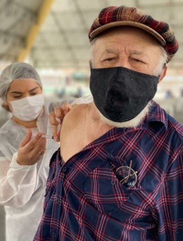 Biliu de Campina é vacinado contra Covid-19, em Campina Grande: ‘Cumpri com o meu dever’