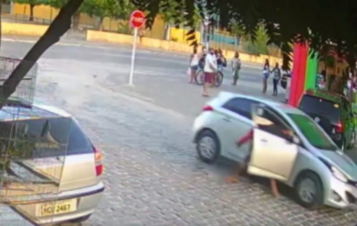 Suspeito de assalto pula de carro em movimento e foge de perseguição policial na Grande Natal; veja vídeo