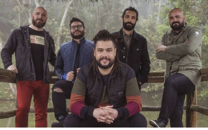 ‘Todo mundo deveria fumar um baseado, não só quem ouve reggae’, diz vocalista do Maneva