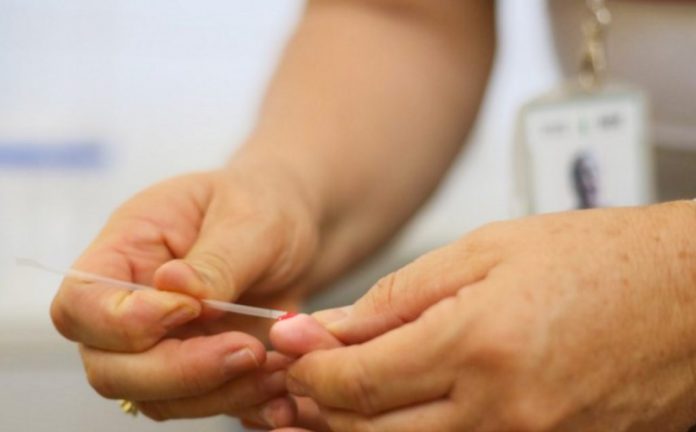 Ampliação de testes pós-vacina é vital para confirmar efetividade da imunização, dizem entidades