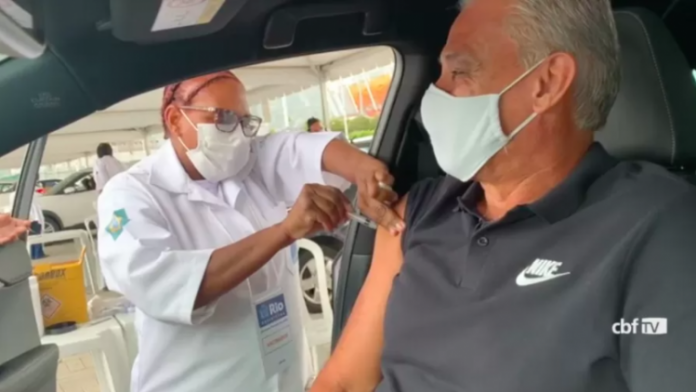 Tite desabafa após ser vacinado contra a Covid-19 no RJ: ‘Alívio e esperança’
