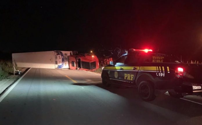 Caminhões com carregamentos de jerimum e sal tombam nas estradas do RN