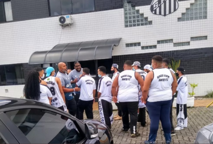 Torcedores do Santos vão ao CT para cobrar diretoria e comissão técnica