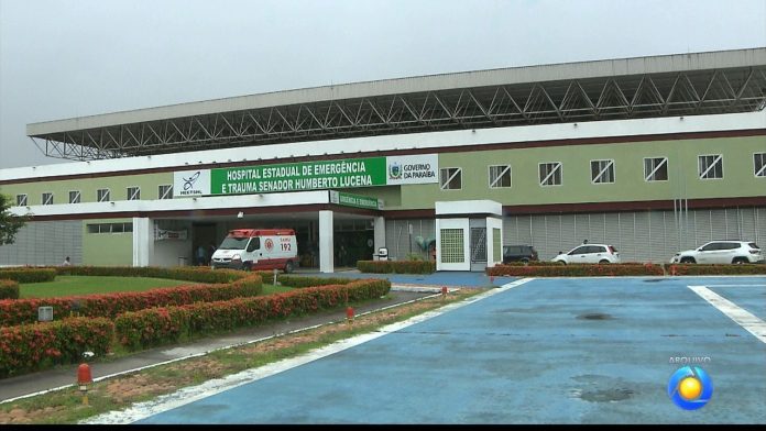 Homem é resgatado após ser soterrado até o pescoço às margens de um rio, na PB