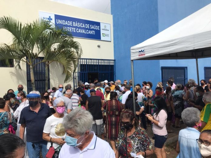 Pontos de vacinação contra Covid-19 têm tumulto e aglomerações em Parnamirim