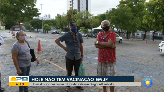 Mesmo com vacinação suspensa, idosos vão ao Espaço Cultural em busca da 2ª dose, em João Pessoa